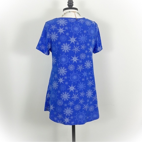 💕Beautiful Like new Lularoe Snowflakes Tunic Top💕 - Picture 4 of 10